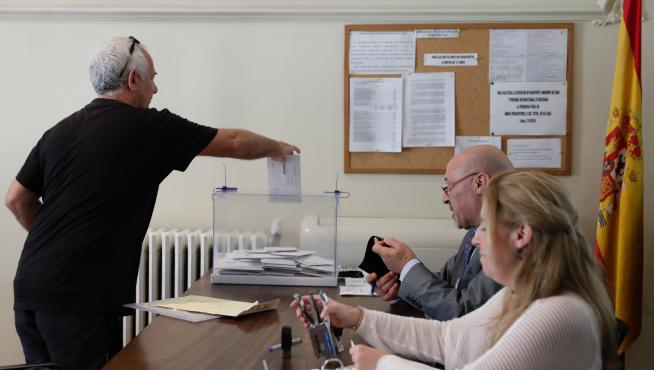 Los españoles acuden a las urnas a votar en las Elecciones Generales