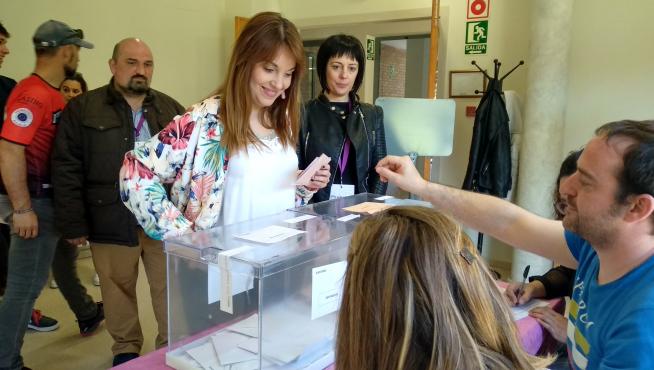 Maru Díaz, ejerciendo su derecho a voto.
