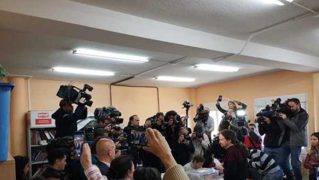 Pablo Iglesias ha votado en un colegio de Galapagar (Madrid)