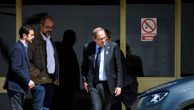 El presidente de la Generalitat, Quim Torra (d), junto al conseller de Territorio de la Generalitat, Damià Calvet (i), a la salida este miércoles del centro penitenciario de Soto del Real