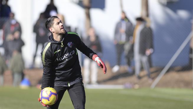 El portero Roberto Santamaría, durante un entrenamiento con la SD Huesca.