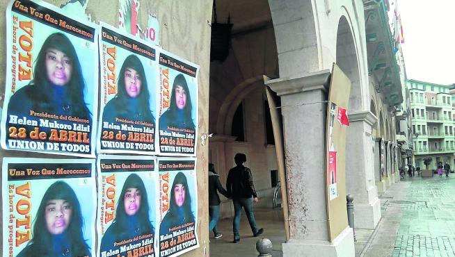 Carteles colocados por Unión de Todos con la imagen de su lideresa en la plaza de San Juan de Teruel.