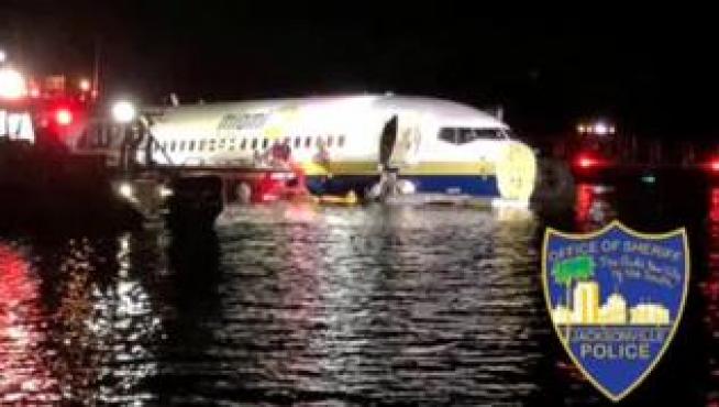 Un avión comercial Boeing 737, con 136 personas a bordo, amerizó este viernes en el río St. Johns cerca de Jacksonville, Florida. No hay constancia de víctimas mortales, pero podría haber al menos dos personas heridas leves.
