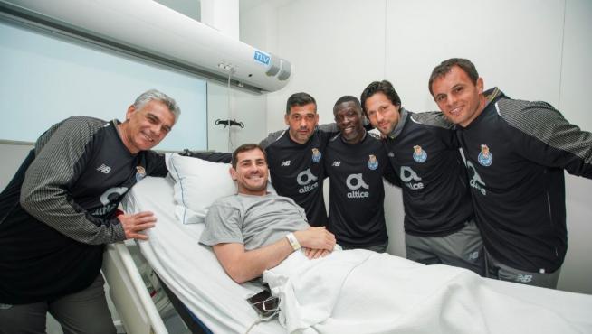 La plantilla del Oporto visita a Iker Casillas en el hospital.