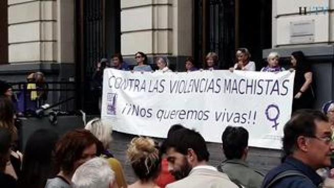 La plaza de España de la capital aragonesa ha sido el escenario de la concentración contra la violencia machista que se ha celebrado este martes.
