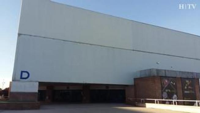 Este jueves han comenzado los preparativos para pintar de nuevo el nombre del pabellón Príncipe Felipe de Zaragoza. En un primer momento se limpiarán las letras deterioradas que se encuentran en la parte posterior del edificio y está previsto que el lunes comiencen a pintar el nombre en ambos lados del pabellón.
