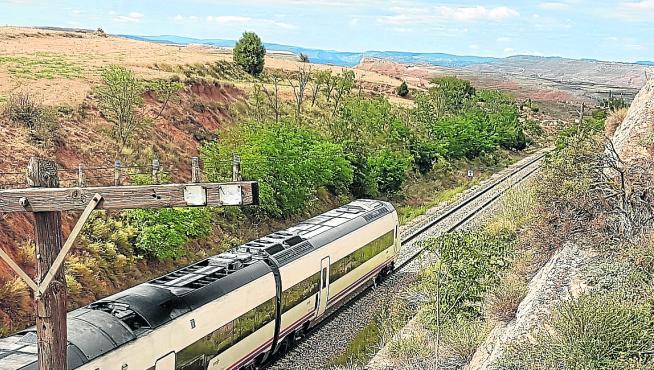 Un tren procedente de Valencia circula por las cercanías de la capital turolense.