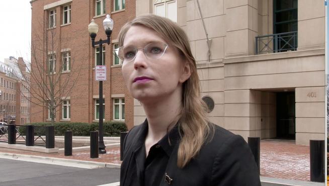 FILE PHOTO: Former U.S. Army intelligence analyst Chelsea Manning speaks to reporters outside the U.S. federal courthouse shortly before appearing before a federal judge and being taken into custody as he held her in contempt of court for refusing to testify before a federal grand jury in Alexandria, Virginia, U.S. March 8, 2019. MANDATORY CREDIT: REUTERS/Ford Fischer/News2Share/File Photo [[[REUTERS VOCENTO]]]