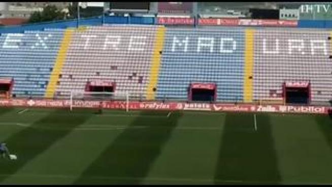 Desde el amanecer, media docena de operarios del Extremadura UD adecuan y dan los últimos toques al césped, a las marcas de las líneas, a la colocación de la publicidad y a la limpieza de los servicios del estadio.