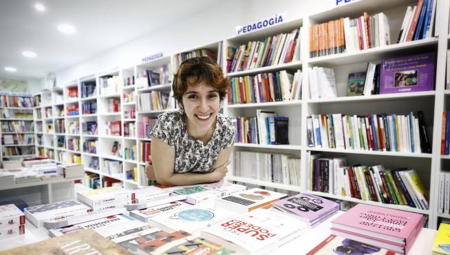 Ana Belén Casanova lleva las riendas de Central. A sus 28 años, es la librera más joven de Zaragoza