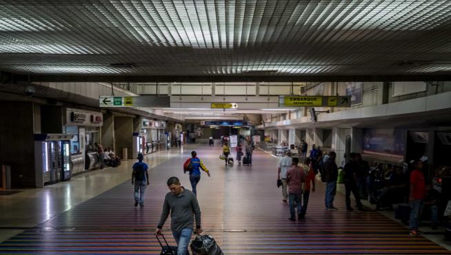 Viajeros en el aeropuerto de Venezuela.