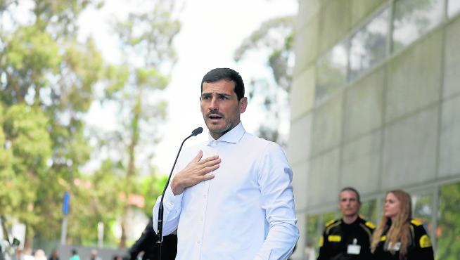 El portero Iker Casillas atendía a los medios a su salida del hospital de Oporto, recuperado del infarto que sufrió entrenando