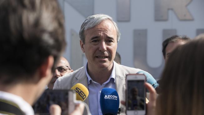 Jorge Azcón, en una comparecencia ante los medios a las puertas del Edificio Pignatelli.