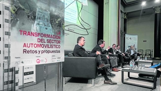 Juan. A. Muñoz Codina, de PSA; Raúl Blanco, secretario general de Industria y de la Pyme; JoséM. Arreche, de Vokswagen; Mario Armero, de Anfac: Manuel Masilla, de Iveco; y Jordi Carmona, de UGT FICA.