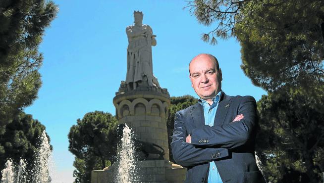El candidato de Vox a la Presidencia de la DGA, Santiago Morón, eligió fotografiarse junto a la estatura del Batallador.