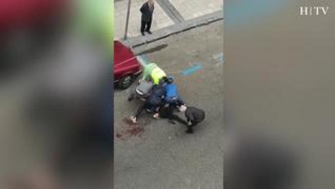 El herido presenta varias heridas por arma blanca tras la agresión sufrida esta mañana en la calle de José María Lacarra, junto al Camino de las Torres de Zaragoza.