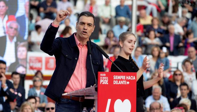 El presidente del gobierno en funciones Pedro Sánchez durante el acto electoral que los socialistas han celebrado esta tarde en la Plaza de Toros de La Caverina, en Calasparram