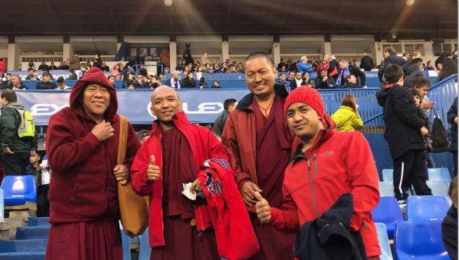 Los monjes budistas, el pasado viernes por la noche en La Romareda durante el partido Real Zaragoza-Sporting de Gijón.