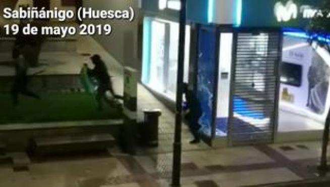 Tres personas han asaltado en la madrugada de este lunes la tienda de Movistar de Sabiñánigo, ubicada en plena calle Serrablo. Al parecer, se han llevado los teléfonos móviles que se encontraban en la exposición.