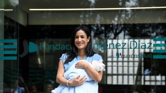 Begoña Villacís, con su niña, a las puertas del hospital donde hoy le han dado el alta.