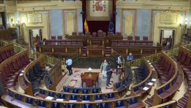 Por primera vez políticos privados de libertad tomarán posesión como diputados. Junqueras, Sánchez, Rull y Turull dispondrán de libertad de movimientos en el hemiciclo, donde se mezclarán con el resto de diputados, aunque la primera imagen que buscarán es el saludo a Pedro Sánchez.