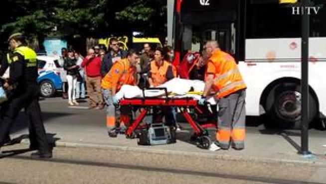 Una mujer de 89 años ha resultado herida a media mañana de este miércoles al ser atropellada por un autobús urbano de la línea 38 en el centro de Zaragoza. El accidente ha ocurrido sobre las 10.45 en el céntrico paseo de la Independencia de la capital aragonesa cuando, por causas que se desconocen, un vehículo híbrido de la empresa Avanza ha impactado contra la mujer cerca del paso de peatones regulado por un semáforo situado a la altura de la plaza de Aragón.