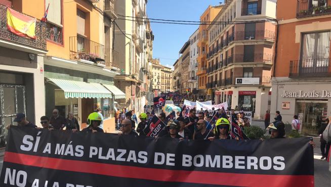 Protesta de bomberos por las calles de Huesca