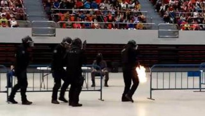 Unos 4.000 estudiantes de casi medio centenar de centros y academias de preparación de oposiciones al cuerpo policial han asistido al desfile de unidades, enmarcado en el plan de mejora de la seguridad.