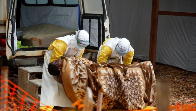 Trabajadores sanitarios transportan a una mujer afectada por el virus del Ébola a un centro sanitario en la República Democrática del Congo.