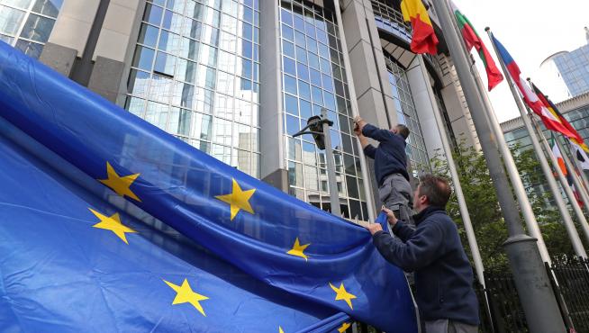 Izado de la bandera de Europa en el edificio del Parlamento en Bruselas.