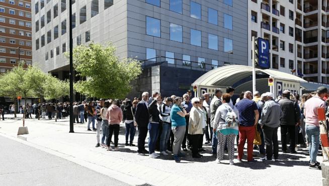 Ciudadanos rumanos votando, hoy, en Zaragoza.