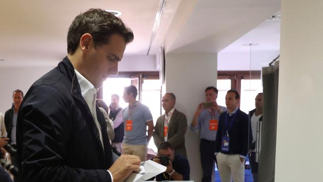 Albert Rivera vota en Pozuelo de Alarcón.