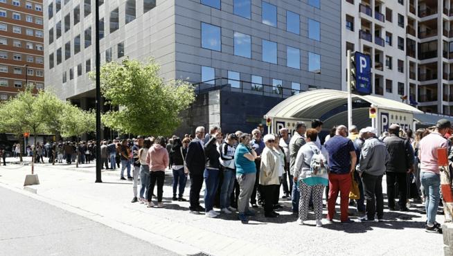 Ciudadanos rumanos haciendo fila frente al consulado para votar, hoy, en Zaragoza.