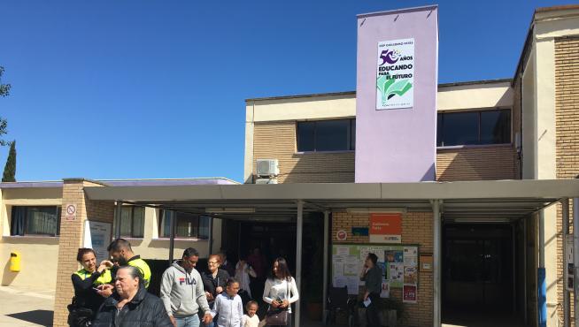 Cientos de habitantes de Santa Isabel han votado este domingo en el colegio Guillermo Fatás.