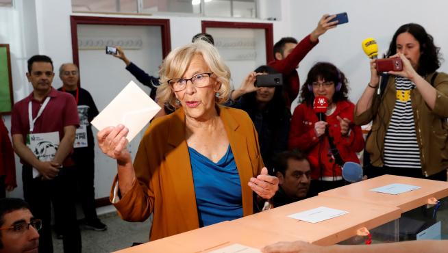 La alcaldesa de Madrid, Manuela Carmena, vota en las elecciones municipales y autonómicas del 26-M