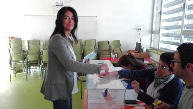 La candidata de Vox Jaca, Marta Moreno, vota en su colegio.
