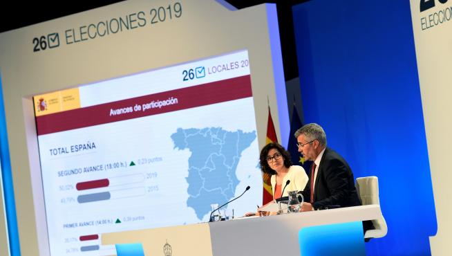 La subsecretaria del Ministerio del Interior, Isabel Goicoechea, y el secretario de Estado de Comunicación, Miguel Ángel Oliver, durante la rueda de prensa que han ofrecido esta tarde en el centro de datos de Ifema, para informar sobre los datos de participación de la jornada electoral de este domingo 26 de mayo.