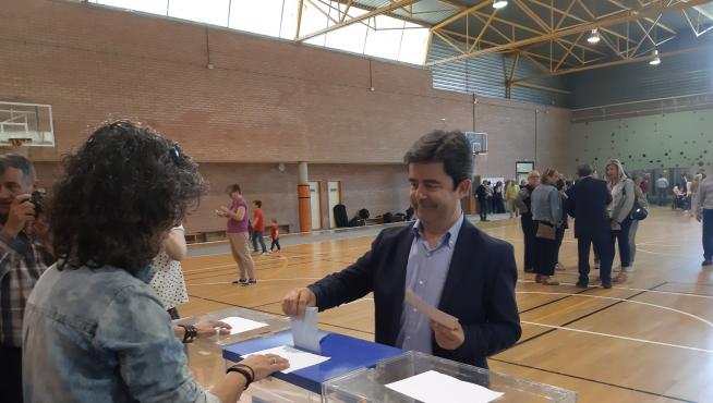 Luis Felipe (PSOE), votando en Huesca.