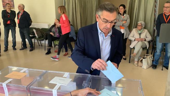 Luis María Beamonte esta mañana durante la votación en Tarazona.