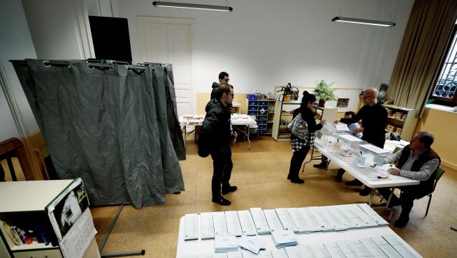 Primeros votantes en un colegio electoral en Pamplona el 26M.