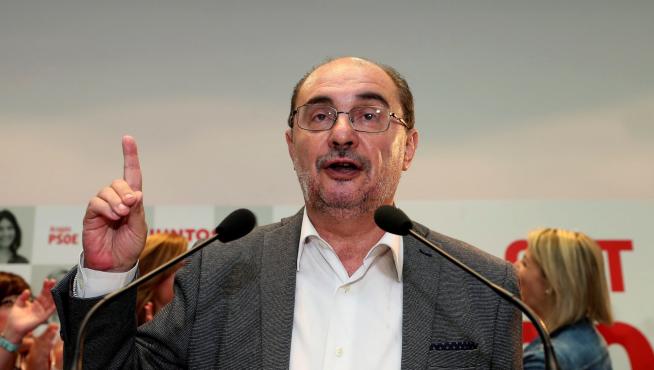 El socialista Javier Lambán se dirige a sus afiliados tras la victoria de su partido este domingo.