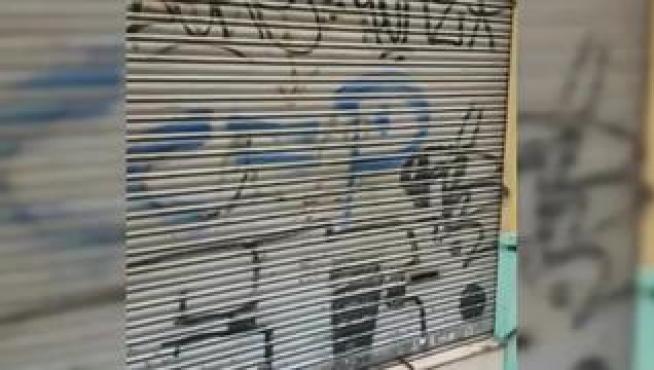Un vecino de Delicias ha denunciado a la Policía Local la presencia de perros encerrados desde hace semana en un local no comercial de la calle Montevideo de este barrio Zaragozano.