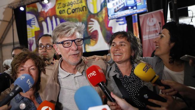 El alcalde de Zaragoza, Pedro Santisteve, junto a Luisa Broto en la noche electoral.
