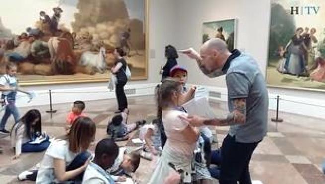 Las caras de los niños del colegio Ramiro Soláns, del barrio Oliver de Zaragoza, cambiaron por completo cuando sus ojos vieron en persona el cuadro de 'Las meninas', de Velázquez. Era la obra que más ilusión les hacía descubrir de todas las que han estudiado del Museo del Prado de Madrid. Hace más de 5 meses que comenzaron a trabajar en una cooperativa que les ha permitido organizar una excursión que seguro que recuerdan.