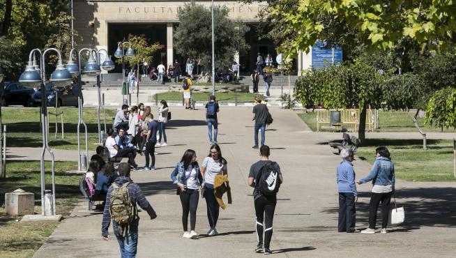 Estudiantes de la Universidad de Zaragoza, en el campus de San Francisco.