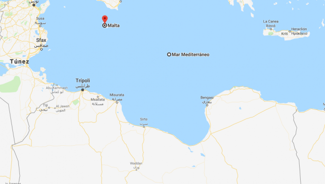 El bote de goma se encuentra en el Mediterráneo, entre Libia y Malta.