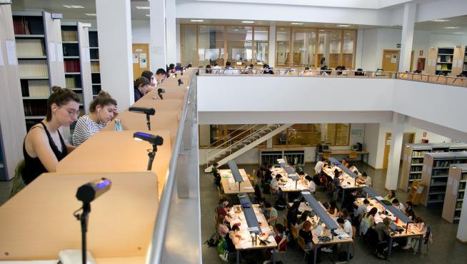 La biblioteca María Moliner, abarrotada ayer de estudiantes universitarios y alumnos de la Evau.
