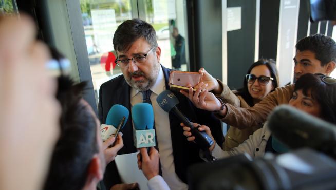 El nuevo consejero delegado, Manuel Torres, atiende a los medios en el Palacio de Justicia.