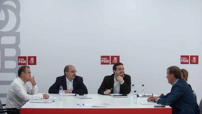 Javier Lambán, segundo por la izquierda, ha acudido este jueves a la reunión de la comisión negociadora del PSOE-Aragón.