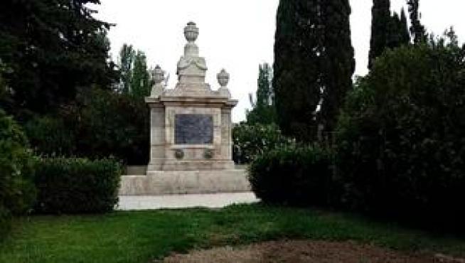 Junto a las esclusas de Casablanca, en Zaragoza, se encuentra este pilón de líneas sobrias y sencillas. Una fuente que une varios estilos artísticos y que fue mandada levantar por Ramón de Pignatelli, tras la construcción del Canal Imperial.